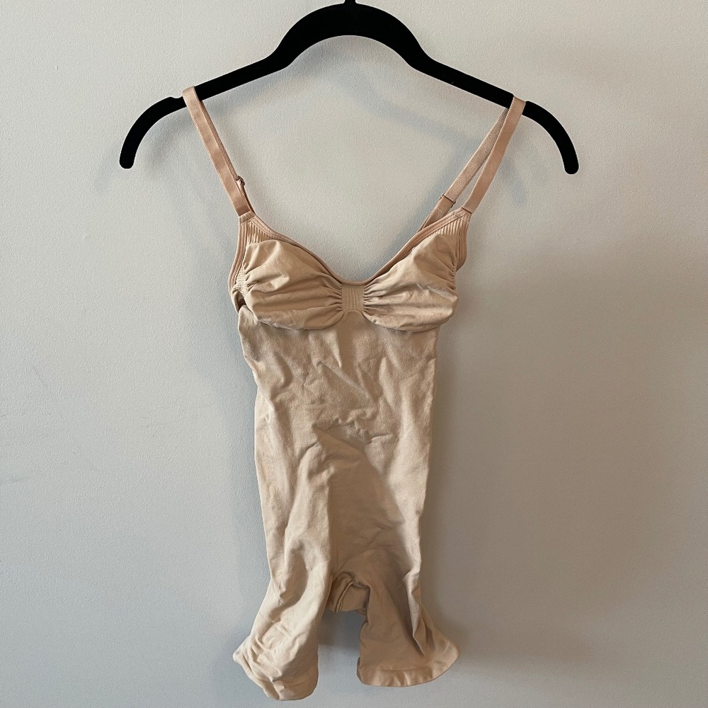 Skims SEAMLESS SCULPT MID THIGH BODYSUIT | MICA Size L